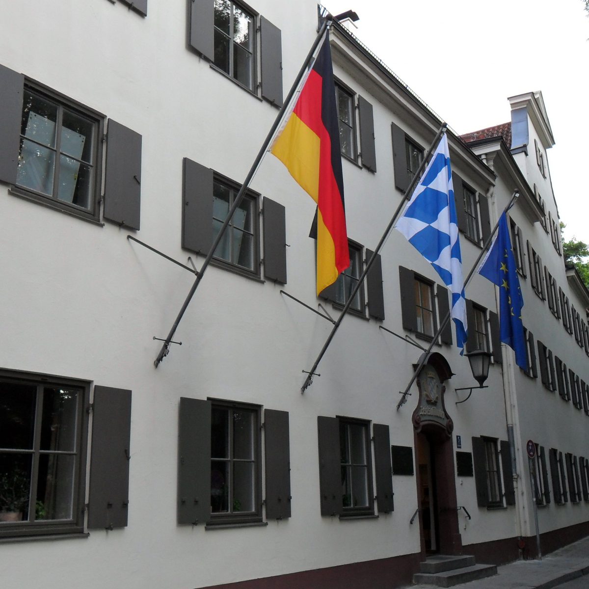 Foto der Fassade des Hauses des Deutschen Ostens mit deutscher und bayerischer Flagge