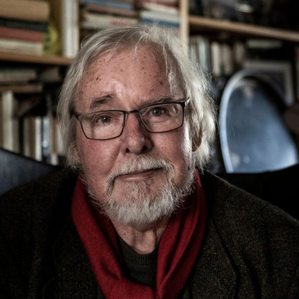 Porträt von Jürgen Serke in seiner Bibliothek.