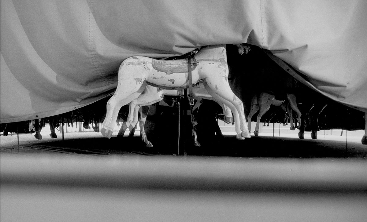 2025-11 2025-12 Rilke Karussel_Paris_Foto Jan Jindra_quer Foto eines Karussels in Paris