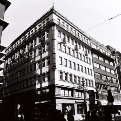 Bild von eine Stadtteil mit Vierstöckigen Gebäuden. Klein Berlin in Groß Prag.