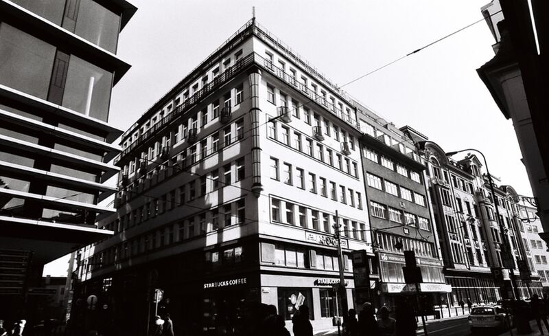 Bild von eine Stadtteil mit Vierstöckigen Gebäuden. Klein Berlin in Groß Prag.