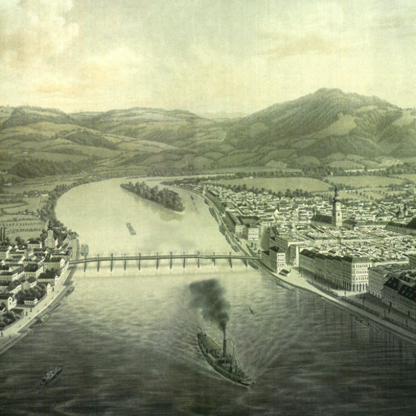 Kolorierter Stich; in der Bildmitte die Donau mit einer Holzbrücke, im Vordergrund ein Raddampfer, im Hintergrund bewaldete Hügel, an den Ufern Häuser, am rechten Ufer das Zentrum von Linz