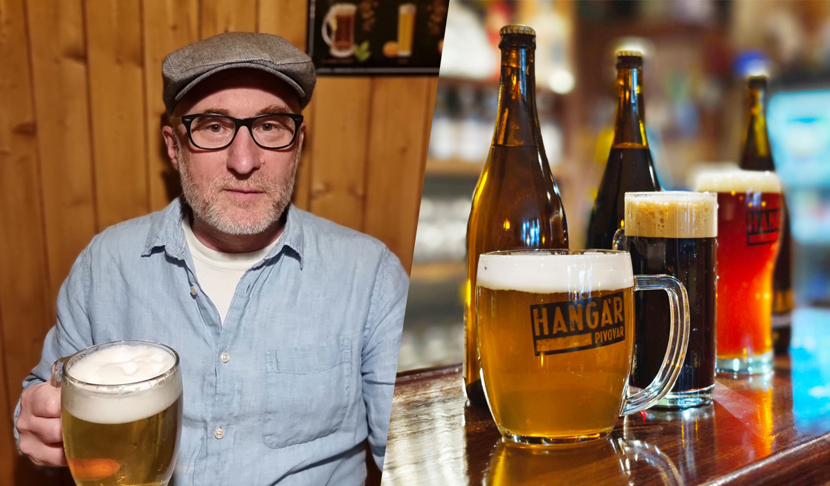 Person mit gefülltem Bierkrug in der Hand in der linken Bildhälfte sowie drei Bierflaschen und drei gefüllte Biergläser in einer Reihe auf einem Holztresen in der rechten Bildhälfte