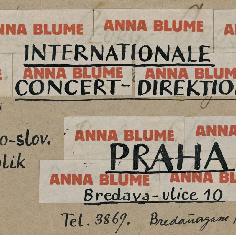 Briefumschlag mit aufgeklebtem Text in Rot: 