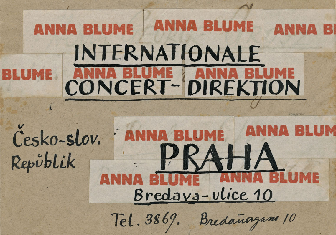 Briefumschlag mit aufgeklebtem Text in Rot: "Anna Blume" und handgeschriebener Adresse "Internationale Concert-Direktion Praha" mit zweisprachiger Adresse