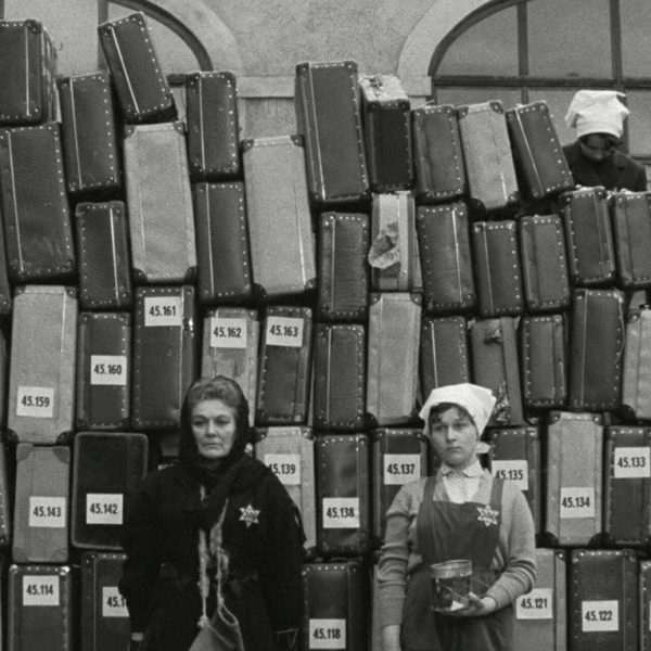 Bild mit Koffern und zwei Frauen vor dem Transport in ein Konzentrationslager