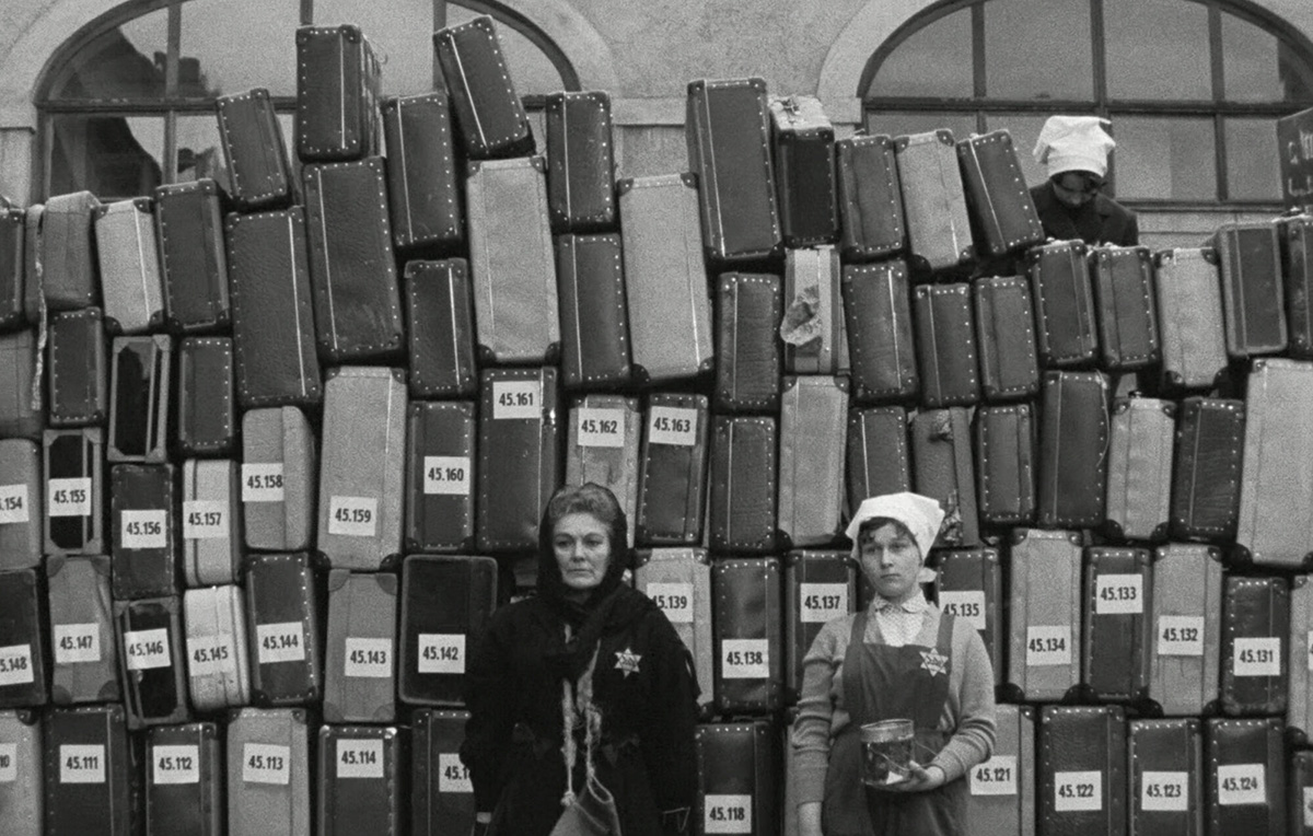 Bild mit Koffern und zwei Frauen vor dem Transport in ein Konzentrationslager