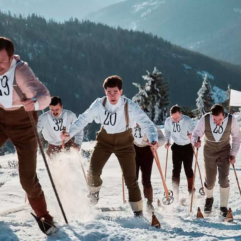 Sechs Männer fahren Ski