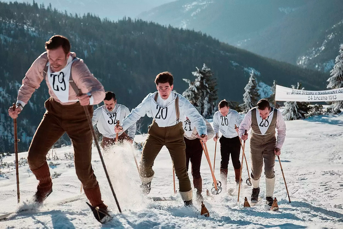 Sechs Männer fahren Ski