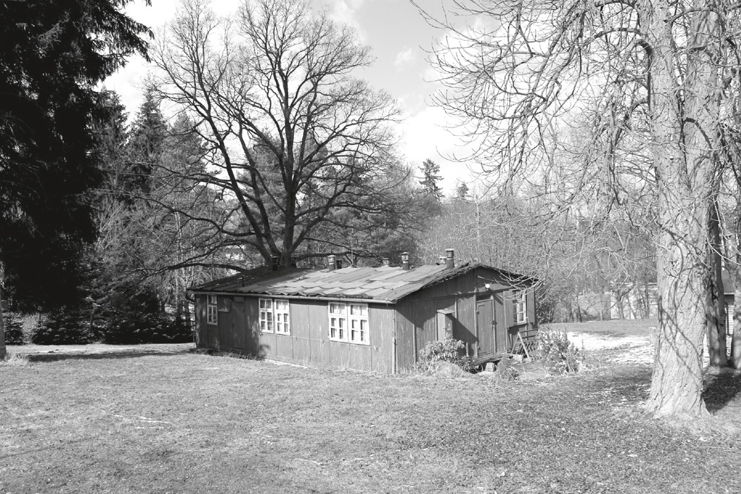Wekelsdorf Lager_Foto_Archiv Miloš Doležal Schwarzweiß-Foto einer Baracke zwischen Bäumen