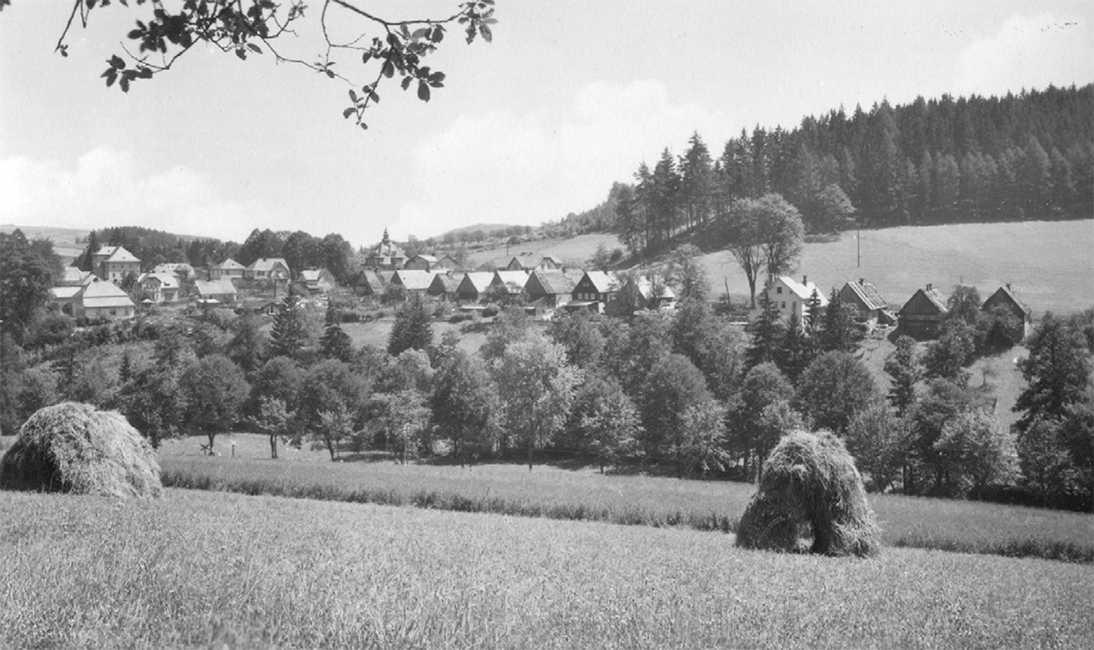 Wekelsdorf_Foto_Archiv Miloš Doležal Schwarzweiß-Foto einer Naturlandschaft mit Häusern eines kleinen Ortes